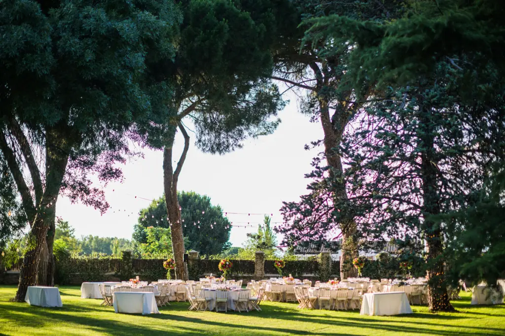 Banquete de boda al aire libre en un jardín con árboles