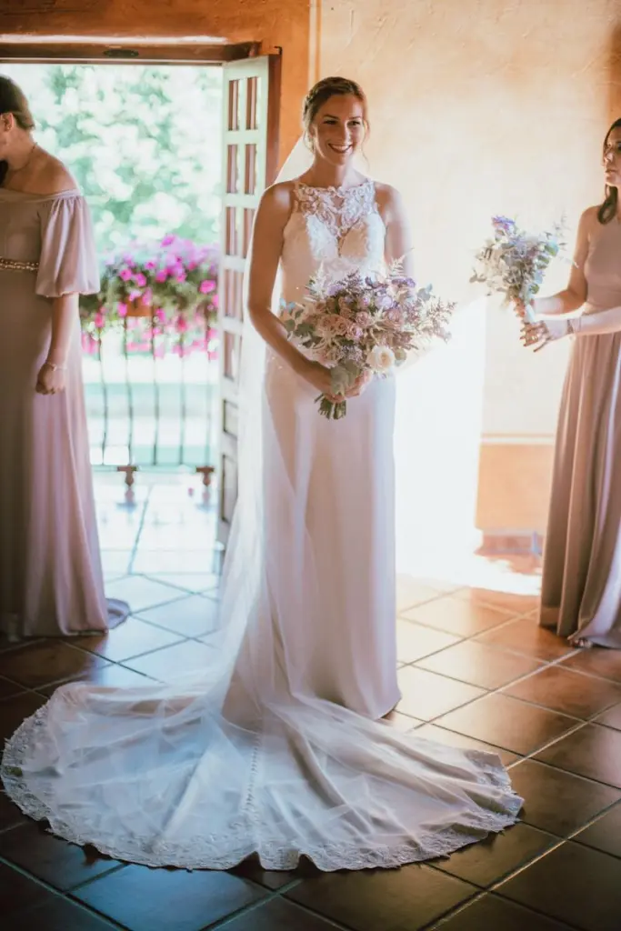 Novia con ramo silvestre en tonos pastel junto a sus damas de honor
