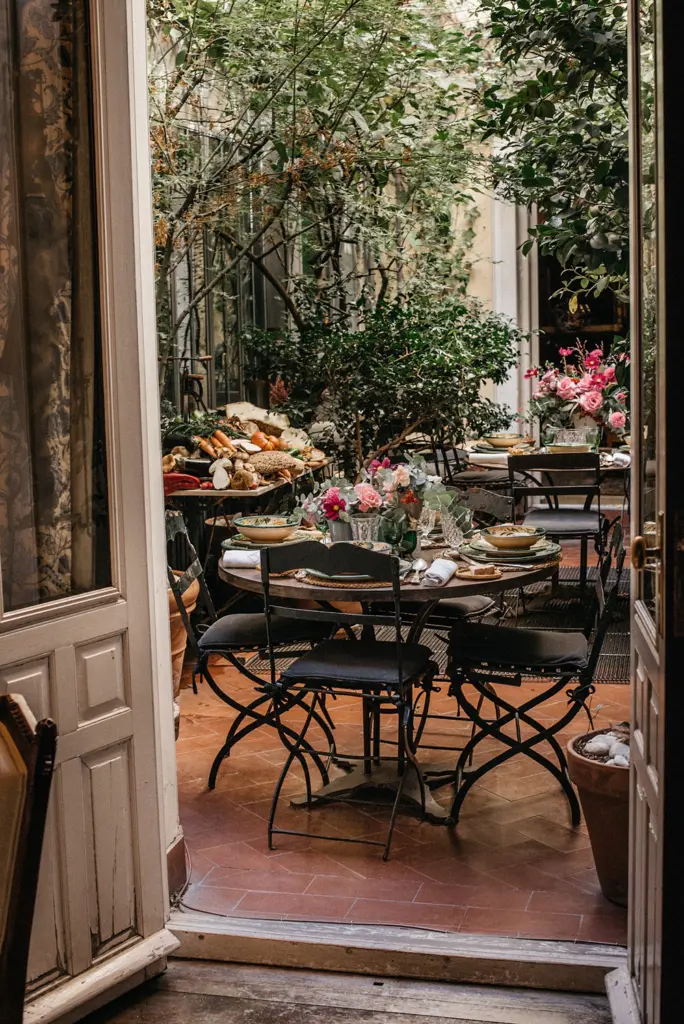 Invernadero con mesas de forja decoradas con flores