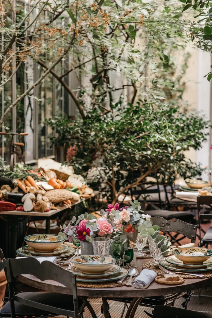 Mesa de bufé con panes y flores en un invernadero