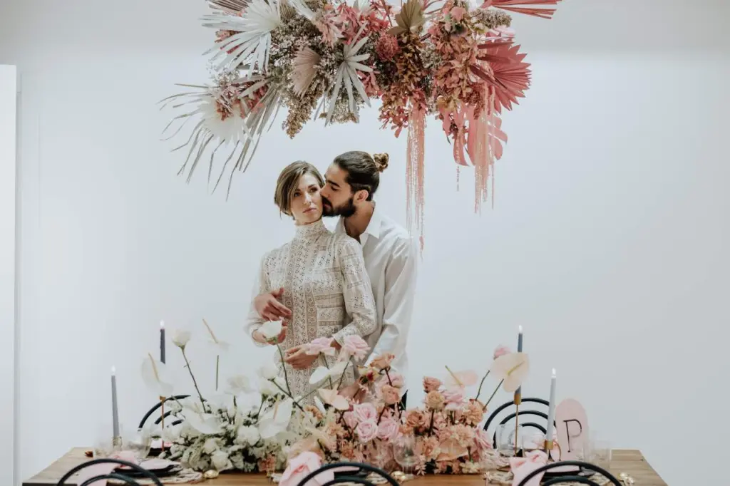Decoración floral para mesa de banquete nupcial