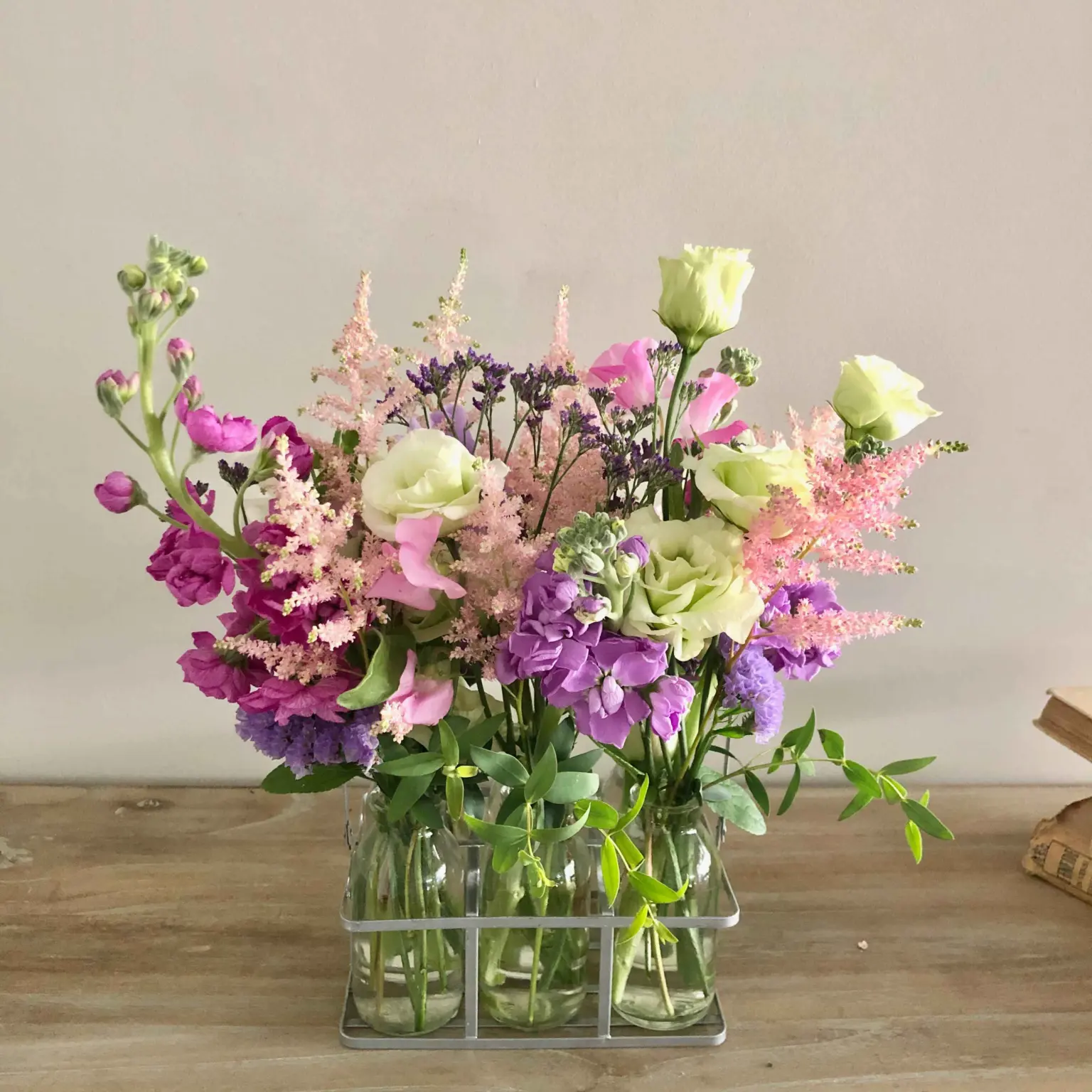 Botellitas de Cristal en Tonos Alegres (foto 1) · Francesca Lattanzi, floristería en Madrid
