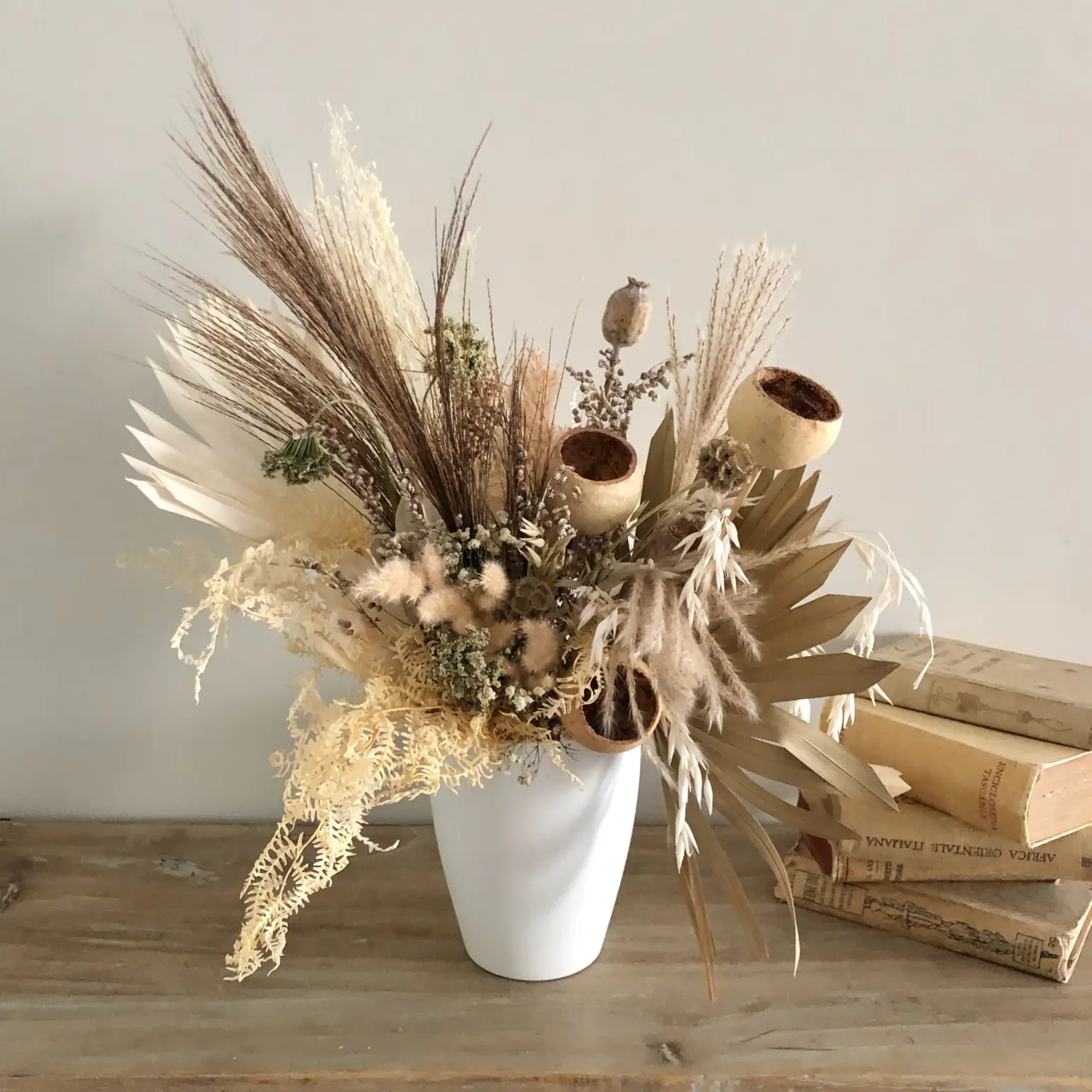 Arreglo de flores secas en tonos neutros - decoración natural y duradera