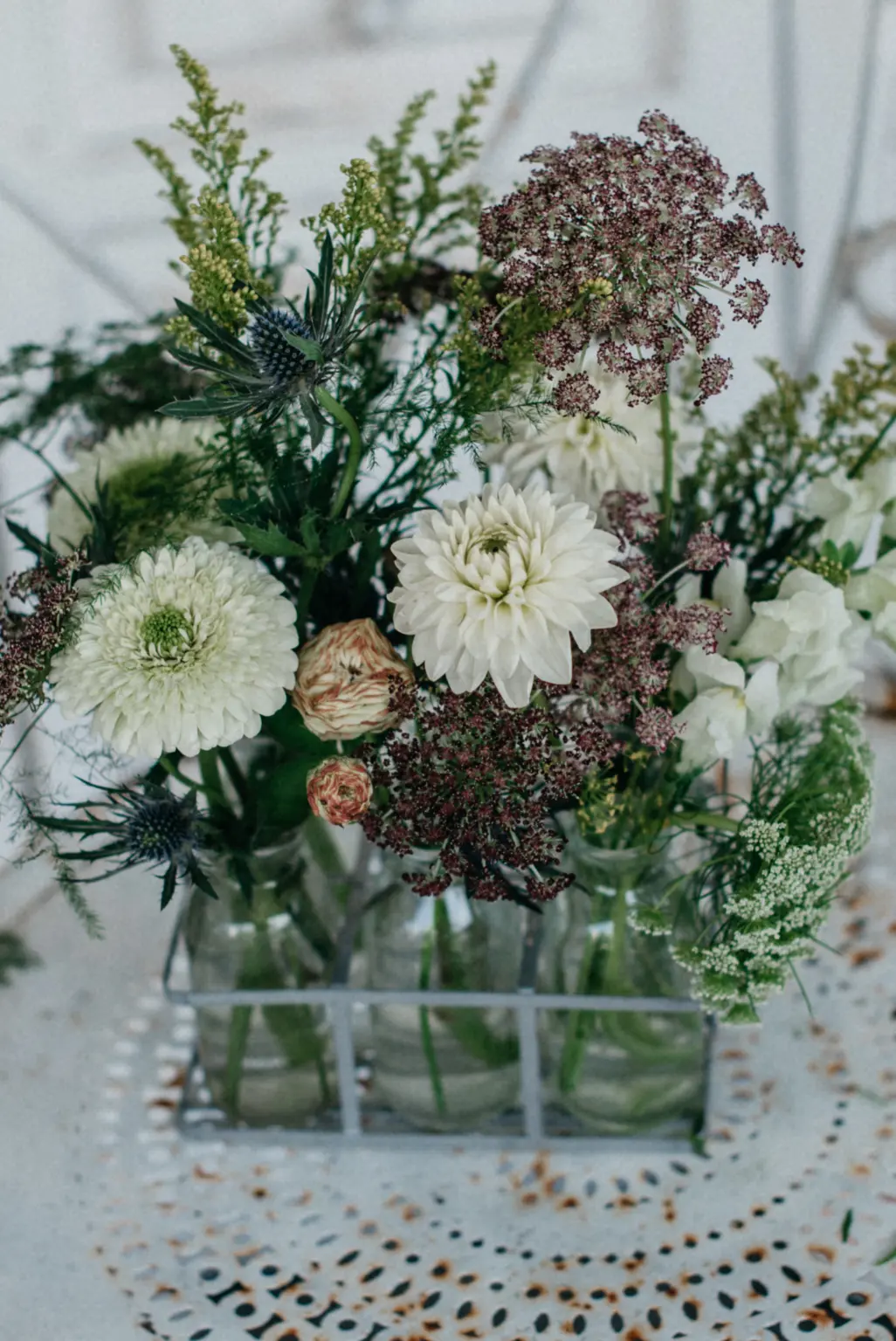 Botellitas de Cristal en Tonos Blancos y Verdes (foto 1) · Francesca Lattanzi, floristería en Madrid