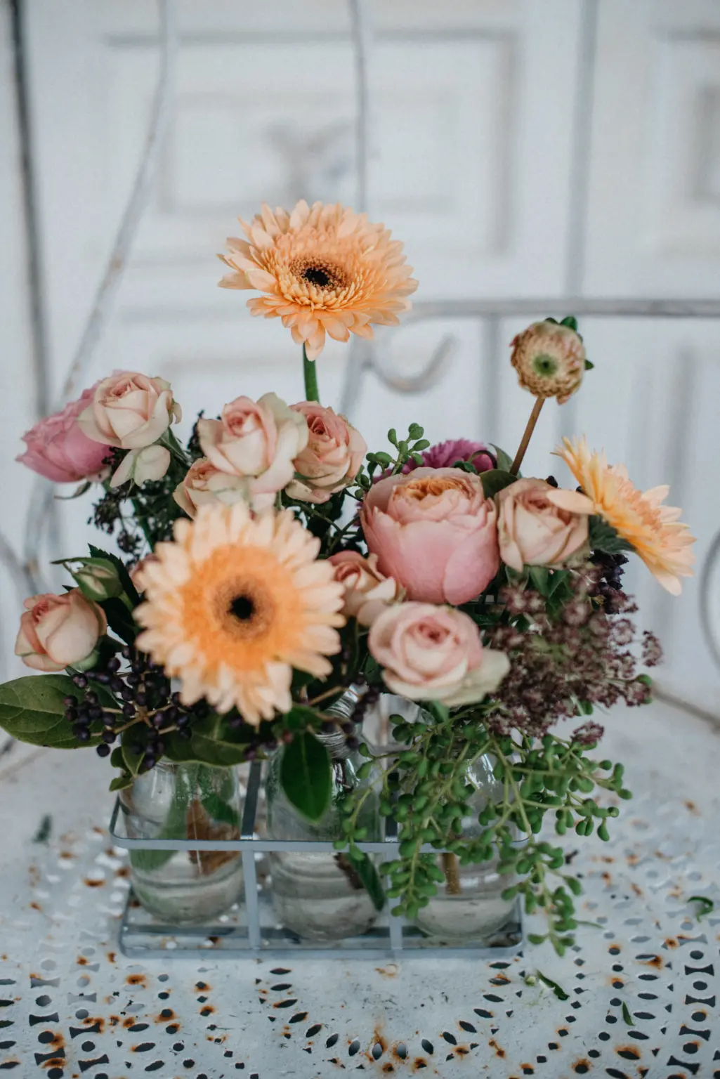 Botellitas de Cristal en Tonos Suaves (foto 1) · Francesca Lattanzi, floristería en Madrid