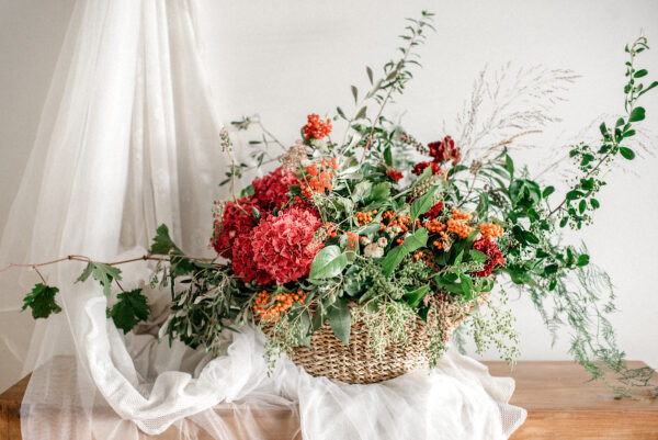 Cesta de Flores con Hortensias en Tonos Alegres - Imagen 2