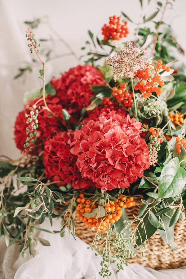 Cesta de Flores con Hortensias en Tonos Alegres - Imagen 3