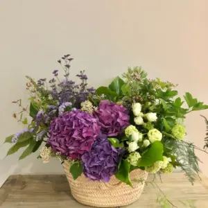 Cesta de flores con hortensias naturales en tonos alegres y vibrantes