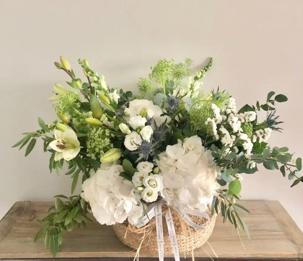 Cesta de flores con hortensias blancas y verdes - arreglo natural y elegante
