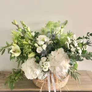 Cesta de flores con hortensias blancas y verdes - arreglo natural y elegante