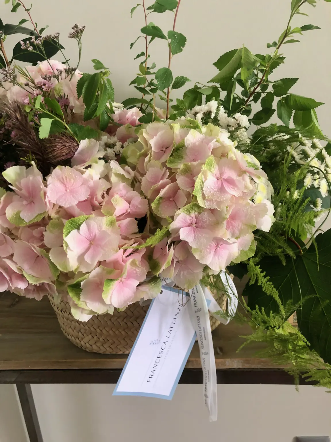 Cesta de Flores con Hortensias en Tonos Suaves (foto 1) · Francesca Lattanzi, floristería en Madrid