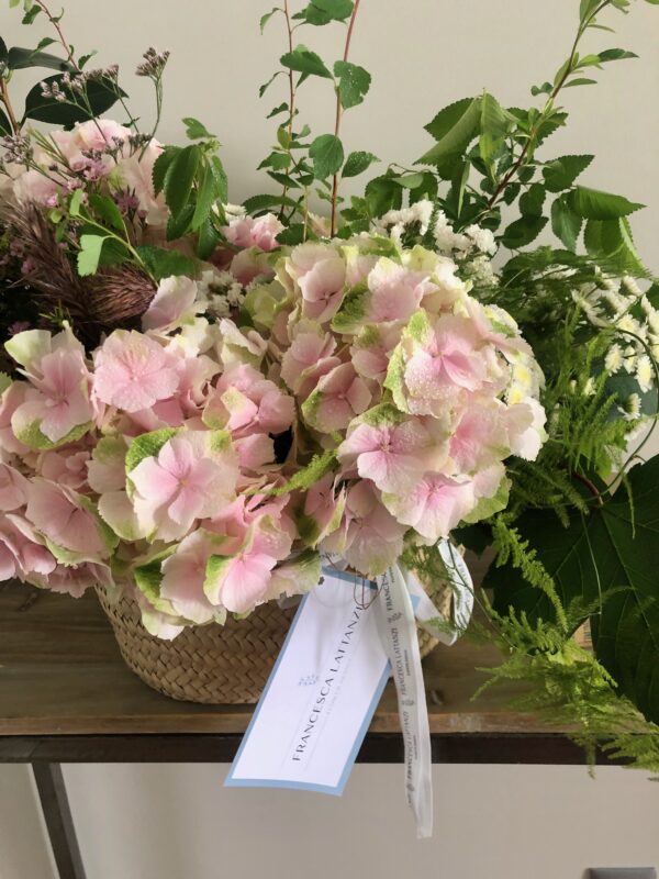 Cesta de Flores con Hortensias en Tonos Suaves - Imagen 2