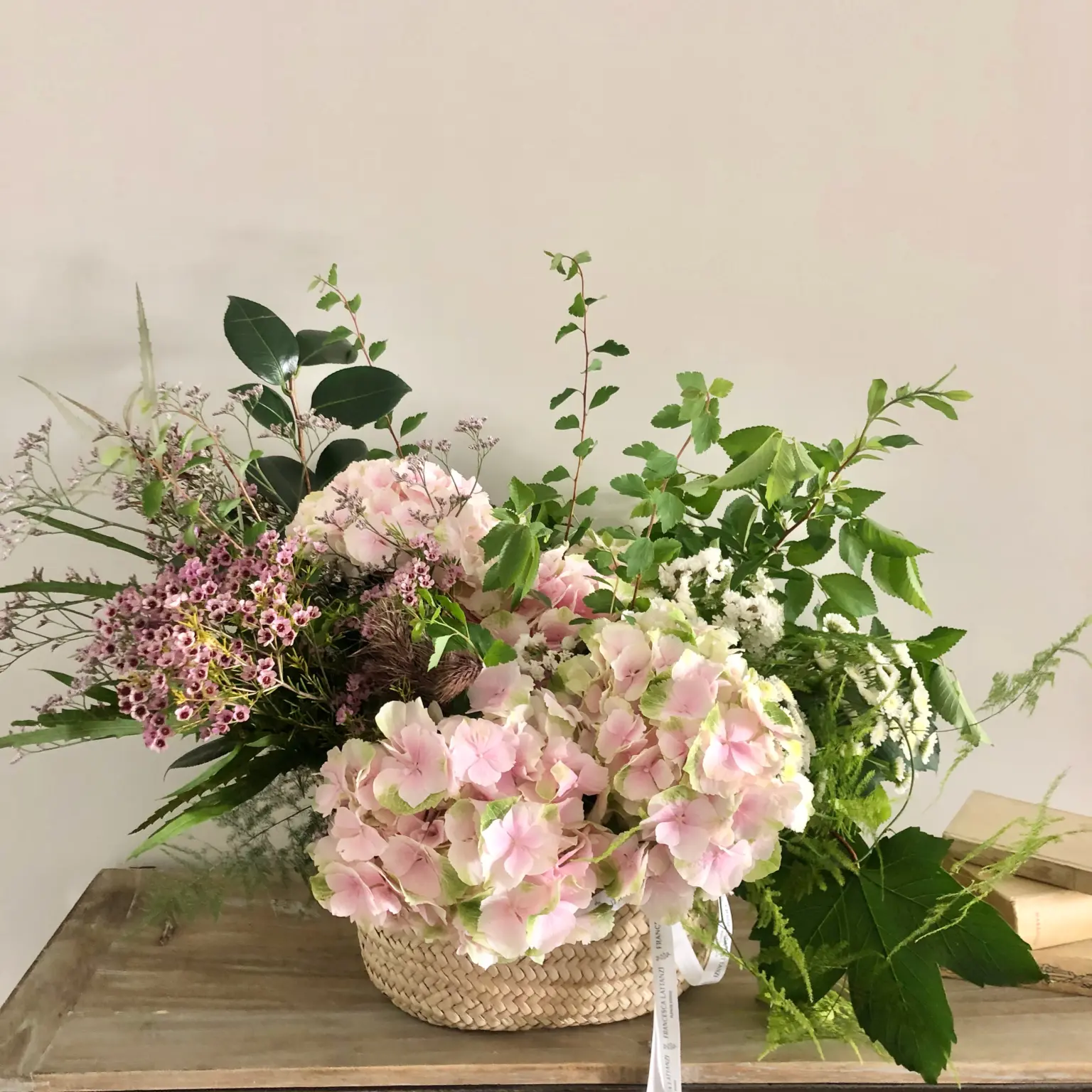 Cesta de flores con hortensias en tonos suaves y delicados
