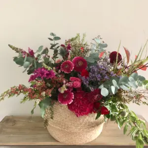 Cesta de flores frescas en tonos alegres y coloridos