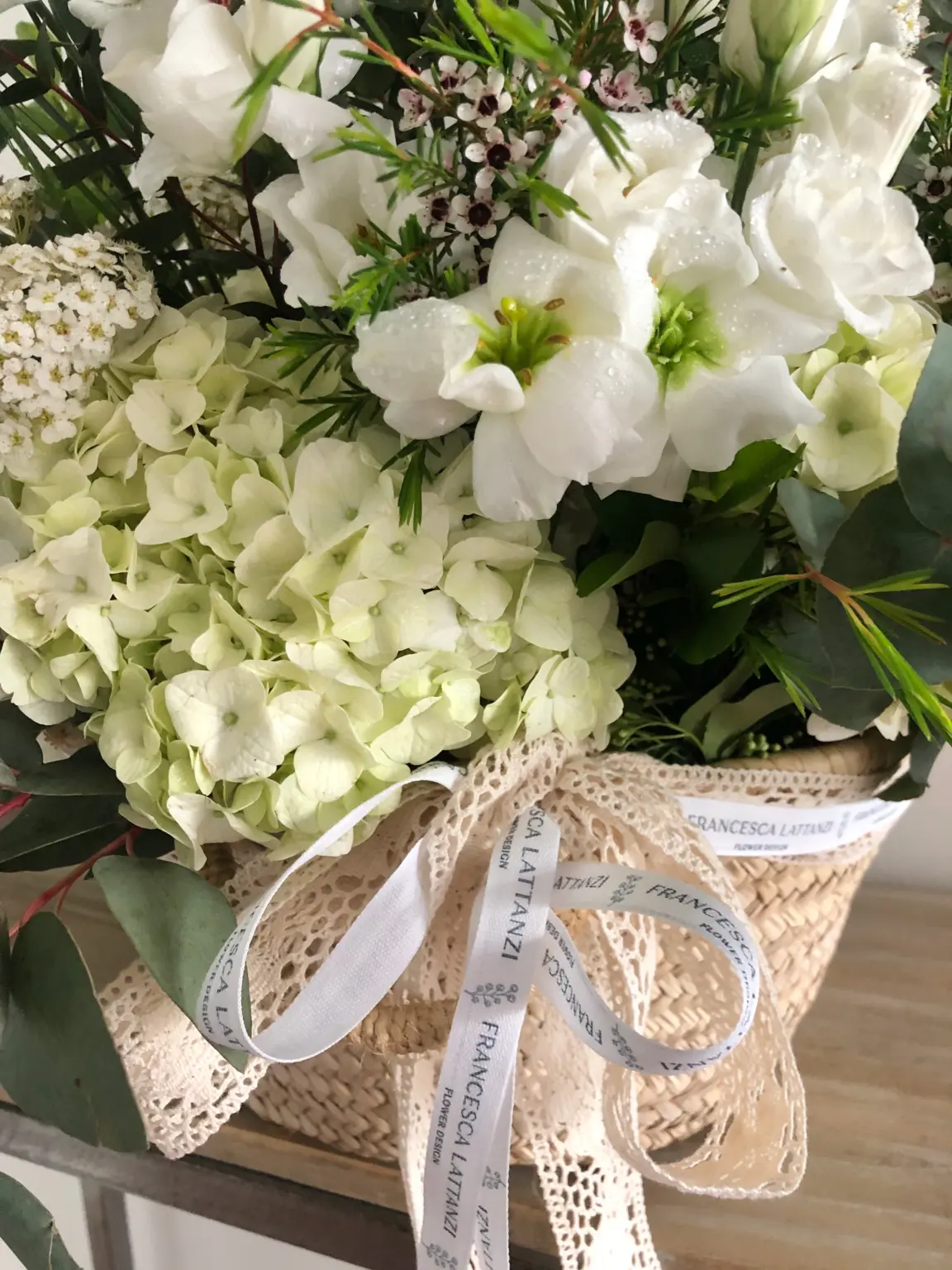 Cesta de Flores en Tonos Blancos y Verdes (foto 1) · Francesca Lattanzi, floristería en Madrid
