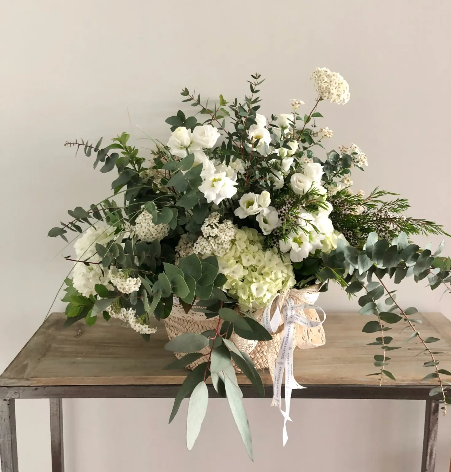 Cesta de flores naturales en tonos blancos y verdes - elegancia natural