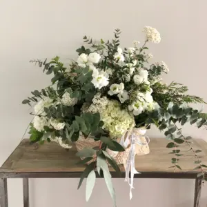 Cesta de flores naturales en tonos blancos y verdes - elegancia natural