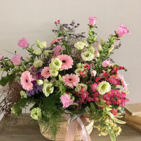 Cesta de Flores en Tonos Suaves - Imagen 2