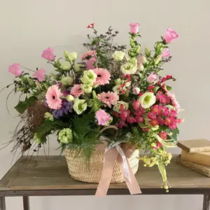 Cesta de flores naturales en tonos suaves y pastel