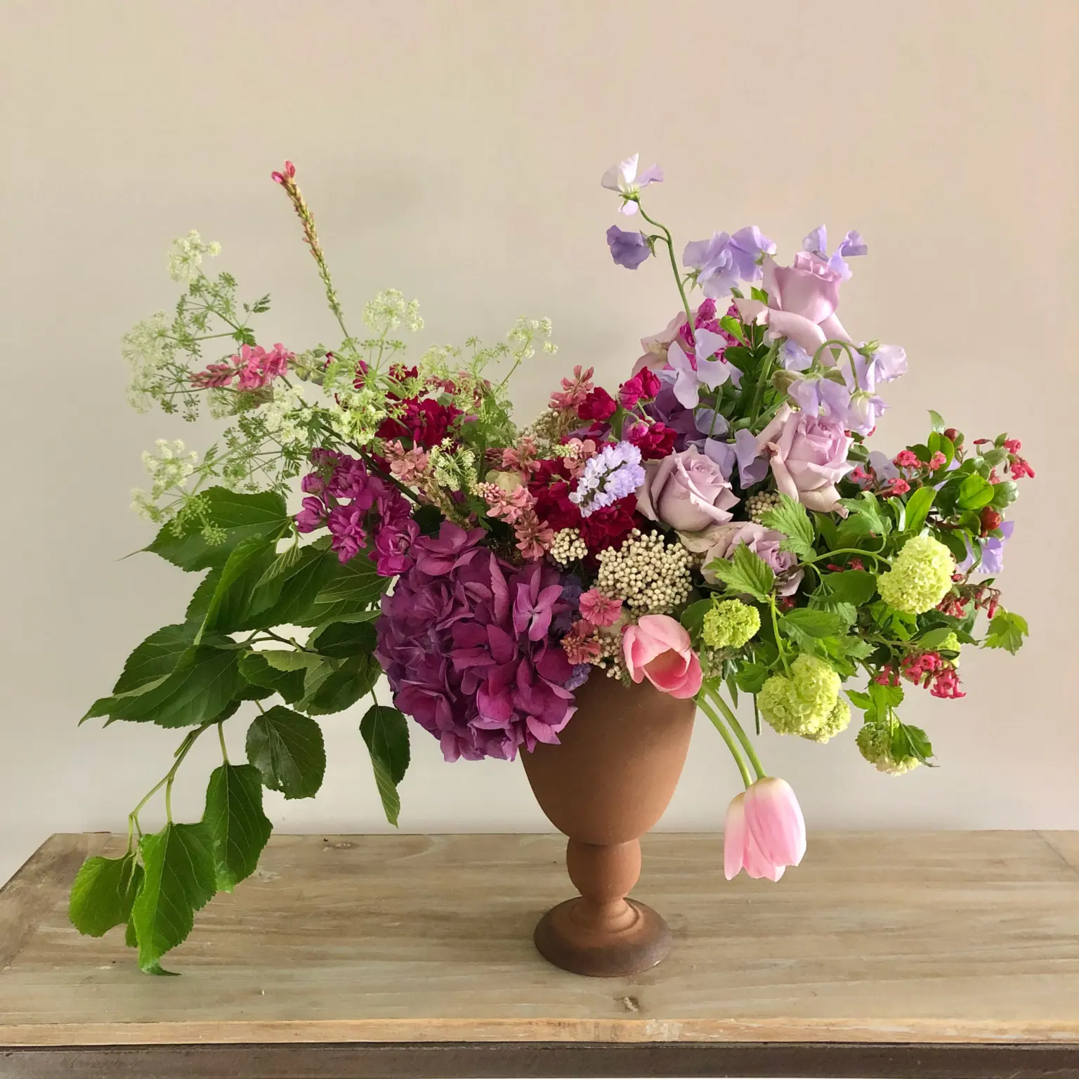 Copa de Flores en Tonos Alegres (foto 1) · Francesca Lattanzi, floristería en Madrid
