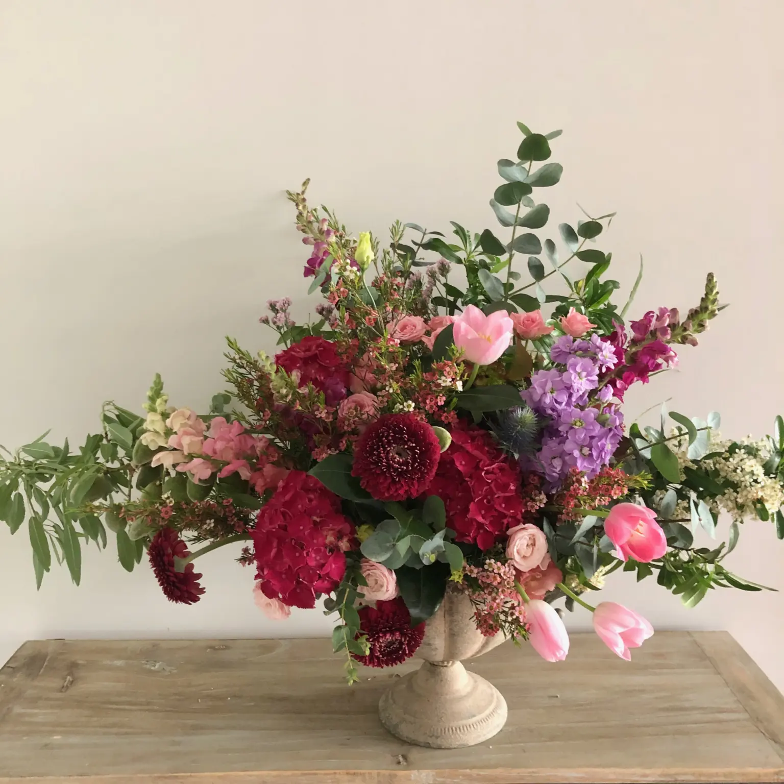 Copa de flores naturales en tonos alegres - arreglo floral original