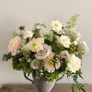 Copa de flores frescas en tonos blancos y verdes - presentación elegante