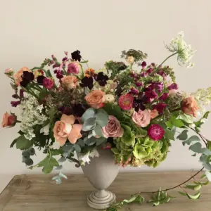 Copa de flores naturales en tonos suaves y pastel