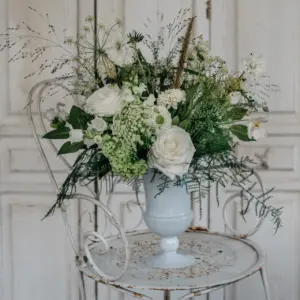 Ramo de flores en jarrón en tonos blancos y verdes - listo para decorar