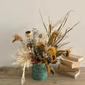 Maceta verde decorativa en tonos neutros - decoración natural minimalista