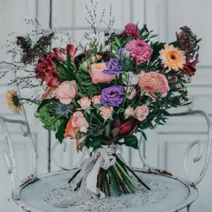 Ramo de flores en jarrón decorativo en tonos alegres y coloridos