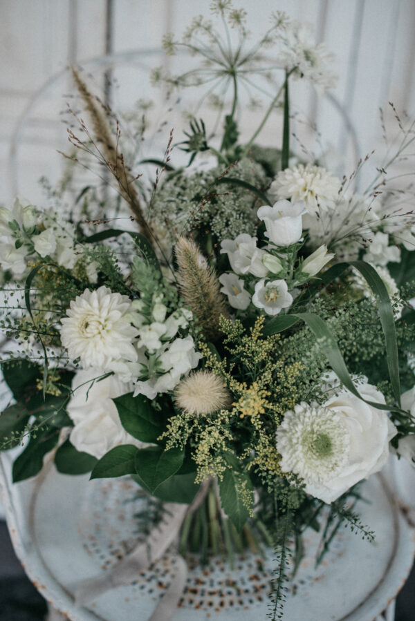 Ramo De Flores en Tonos Blancos Y Verdes - Imagen 2