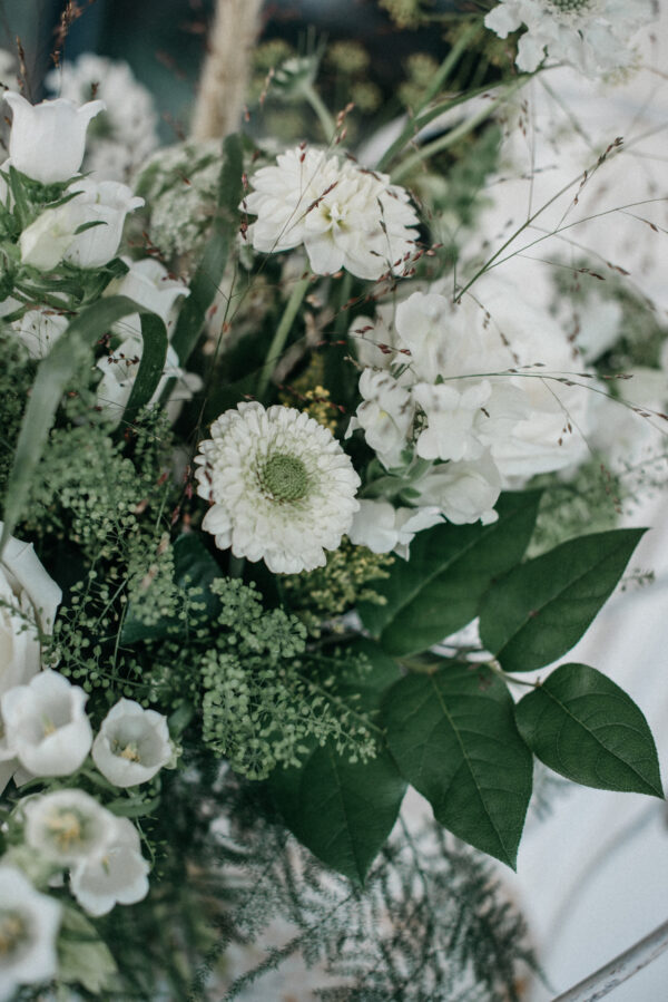 Ramo De Flores en Tonos Blancos Y Verdes - Imagen 3