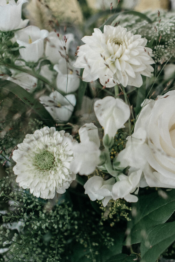 Ramo De Flores en Tonos Blancos Y Verdes - Imagen 4