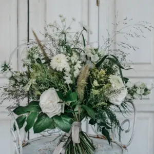 Ramo de flores frescas en tonos blancos y verdes - elegancia natural