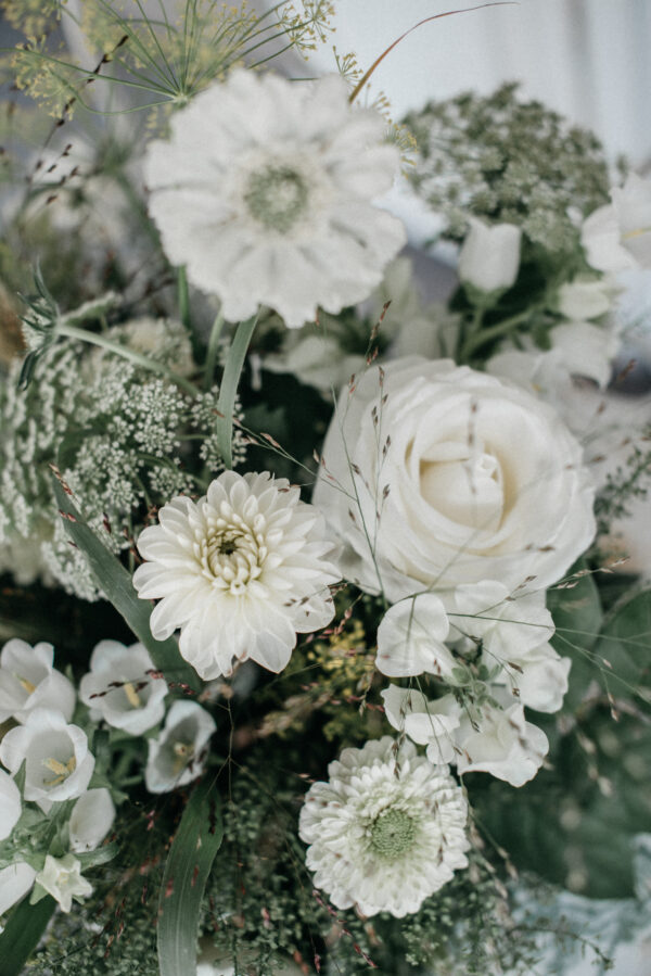 Ramo De Flores en Tonos Blancos Y Verdes - Imagen 5