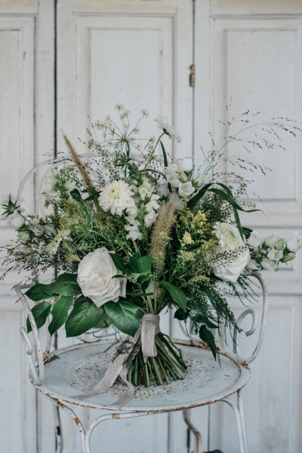 Ramo De Flores Blancos Y Verdes