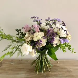 Ramo de flores naturales en tonos suaves y delicados