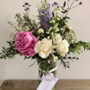 Ramo de flores frescas en jarrón decorativo en tonos suaves y pastel