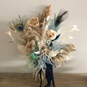 Ramo de flores secas en tonos neutros - decoración sostenible y elegante