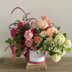 Sombrerera de flores naturales en tonos alegres - regalo original con envío en Madrid