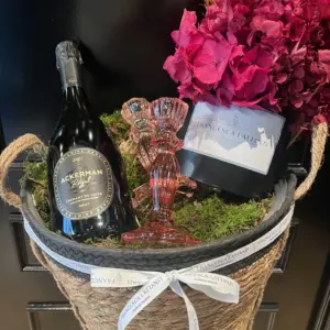 Cesta gourmet con flores preservadas y Crémant del Loira - regalo exclusivo
