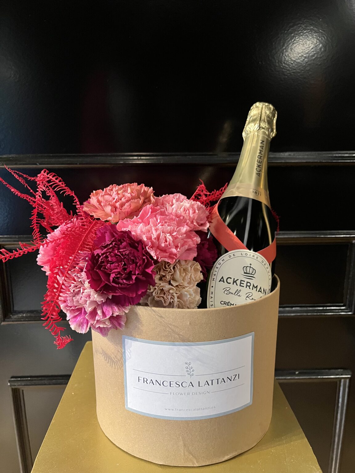 Sombrerera de flores naturales con botella de Crémant - regalo especial