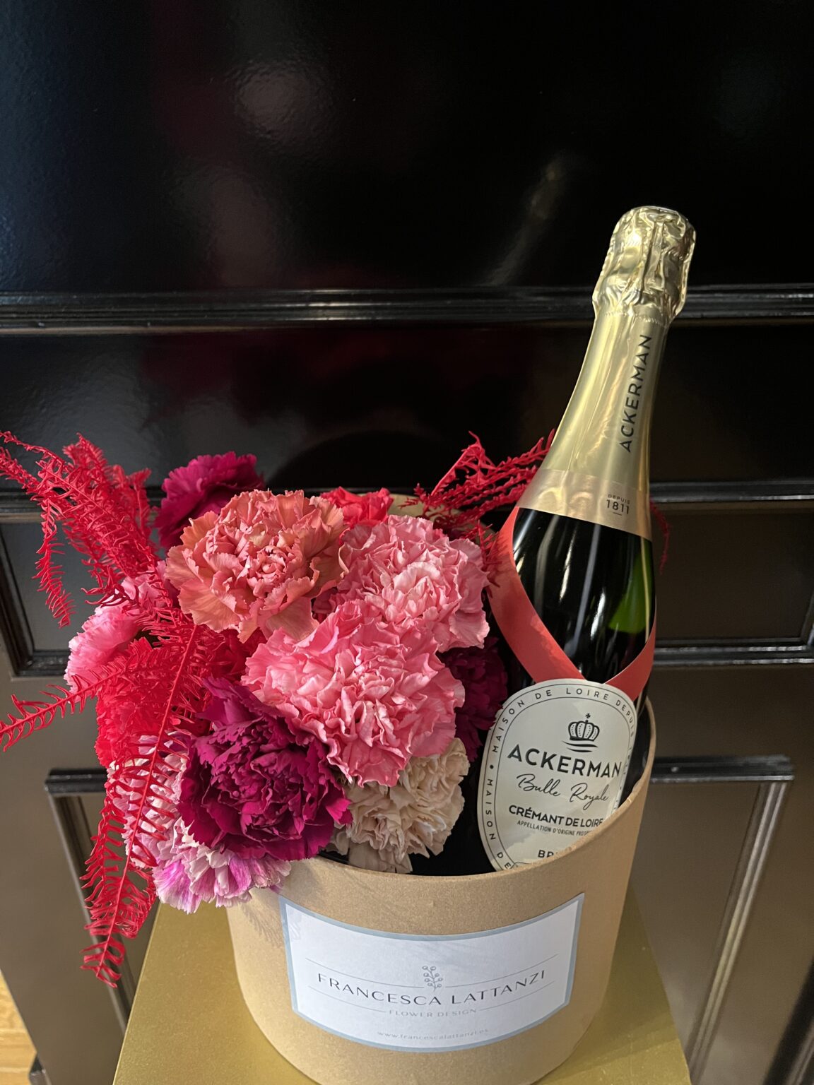 Sombrera con Flores y Crémant (foto 1) · Francesca Lattanzi, floristería en Madrid